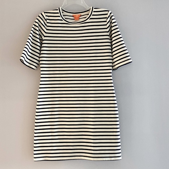 Joe Fresh Dresses & Skirts - Joe Fresh back and white striped short sleeve shift dress. Small
C
